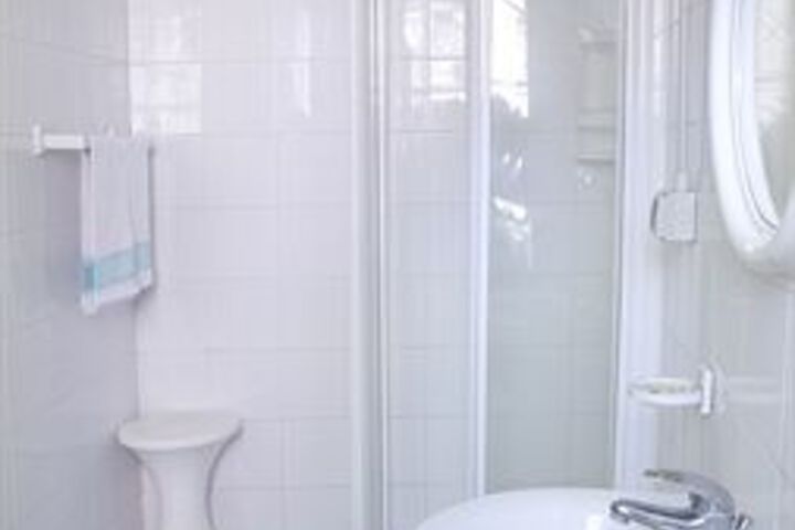 Room 4 of 9