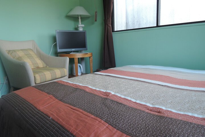 Room 5 of 100