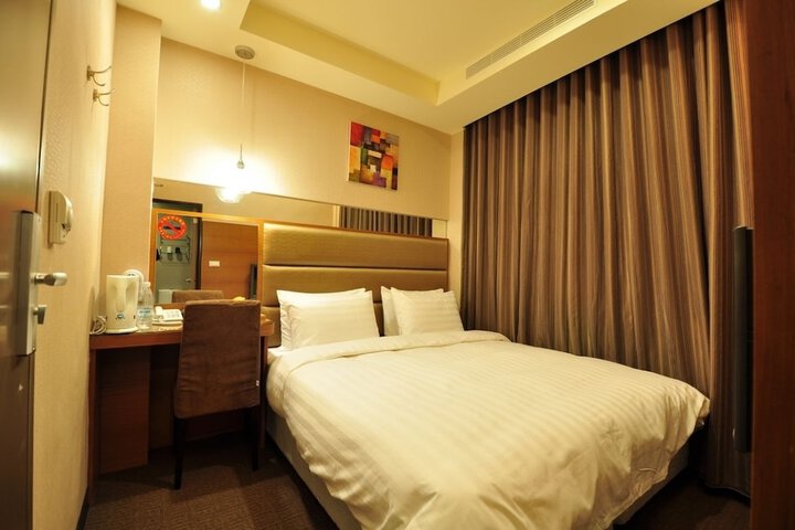 Room 5 of 38