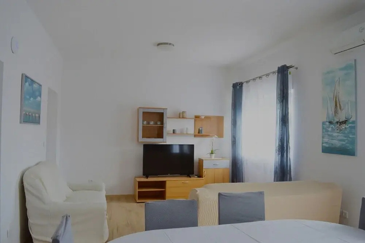 Room 6 of 15