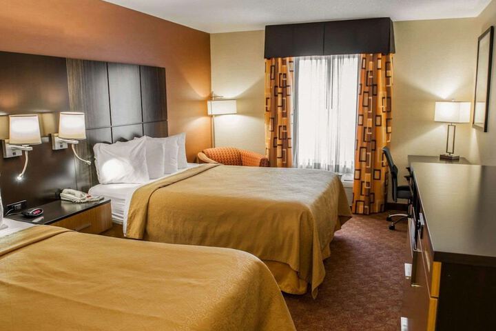 1 Queen Bed (3 of 13)