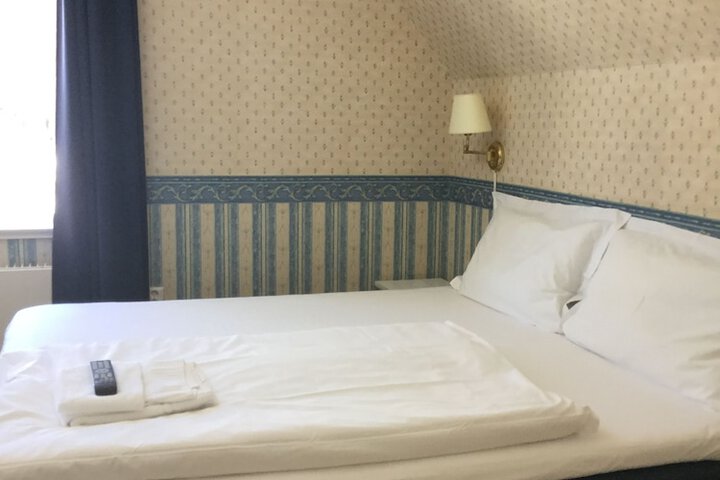 Room 11 of 38