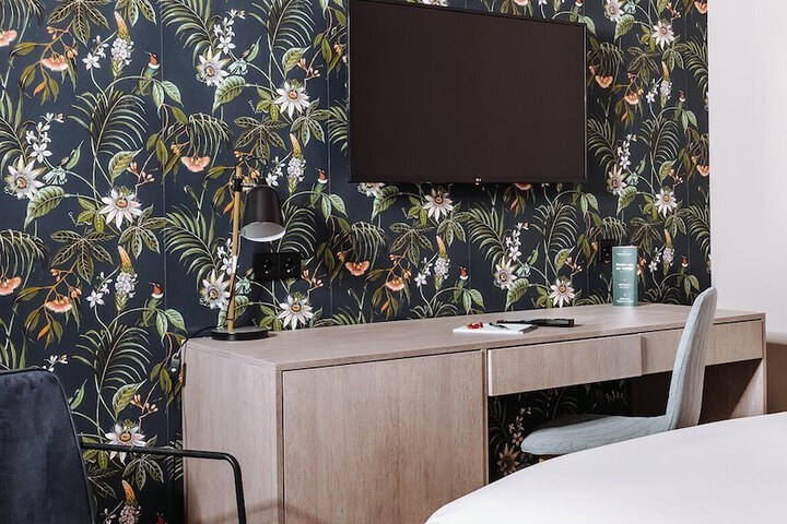 Room 4 of 8