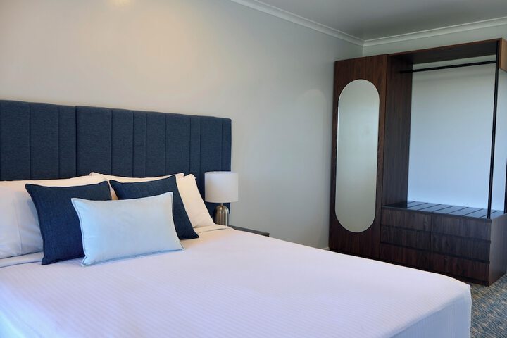 Room 5 of 16