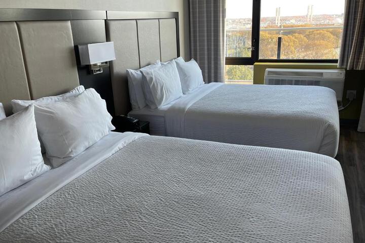 1 Queen Bed (3 of 3)