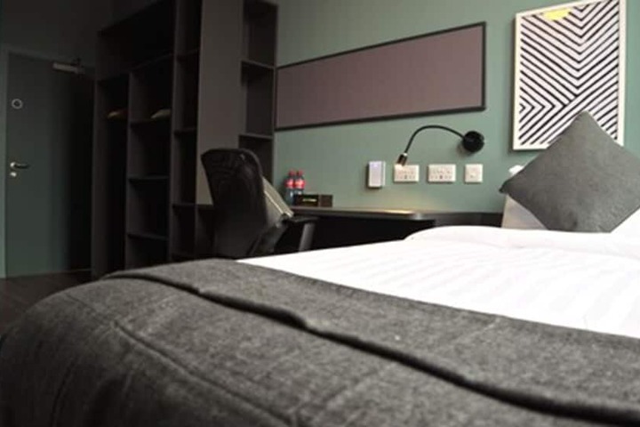 Room 6 of 16
