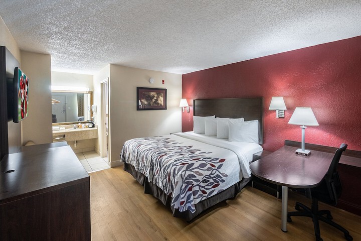 Deluxe King Bed (2 of 13)
