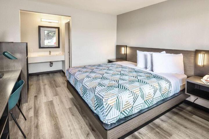 1 Queen Bed (3 of 11)
