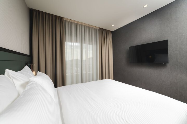 Room 3 of 42