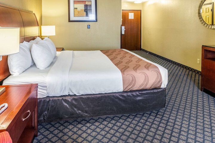 1 King Bed Suite (15 of 16)