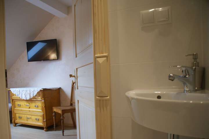 Room 16 of 38
