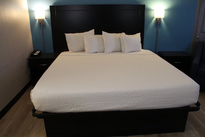1 King Bed (2 of 20)