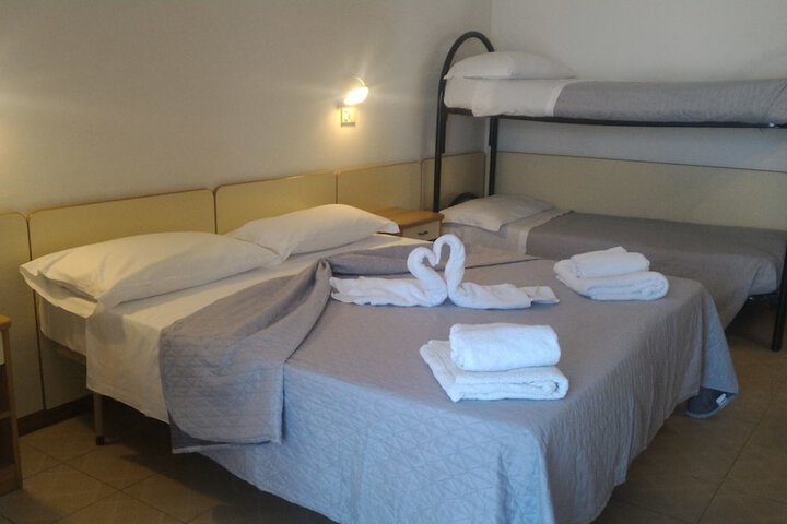 Room 4 of 32