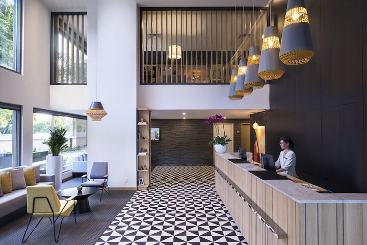 Lobby lounge