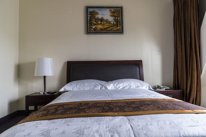 1 Queen Bed (4 of 19)