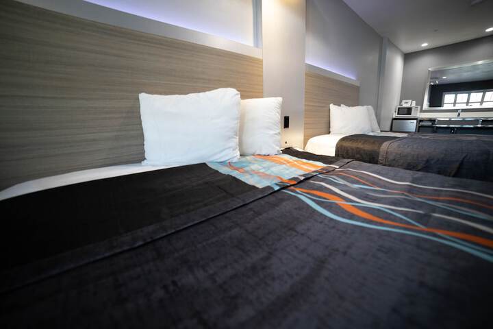 2 Queen Beds (12 of 18)