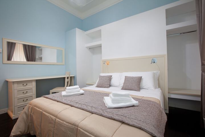 Room 12 of 25