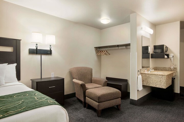1 Queen Bed (3 of 8)