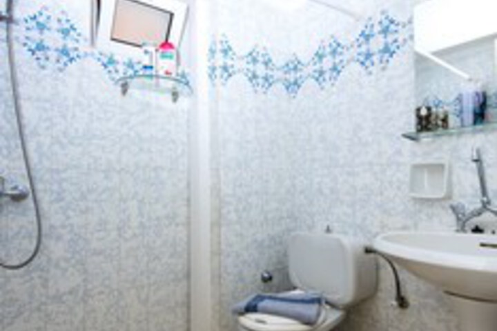 Room 2 of 63