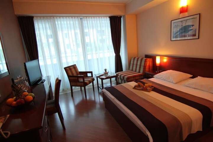 Room 2 of 27