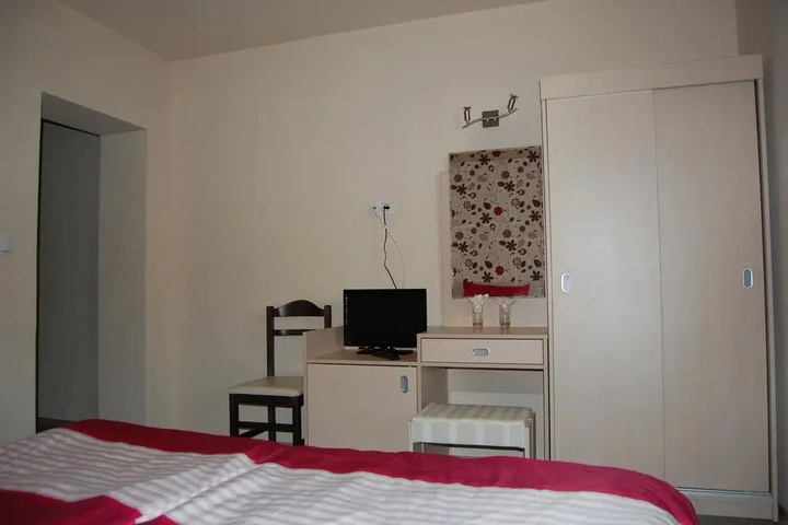 Room 3 of 10