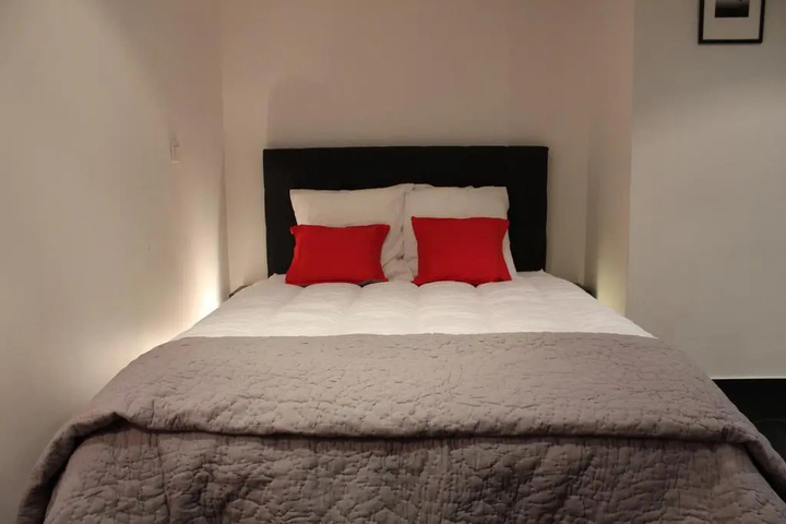 Room 4 of 10