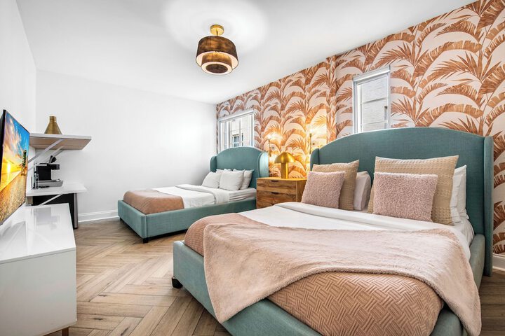 Modern Superior 2 Queen Beds (32 of 40)