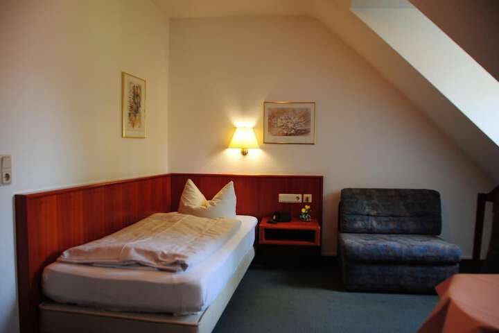 Room 9 of 32