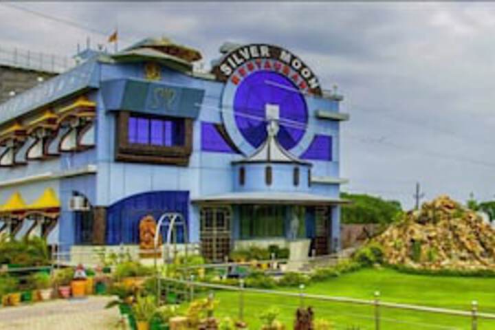 HOTEL SILVER MOON