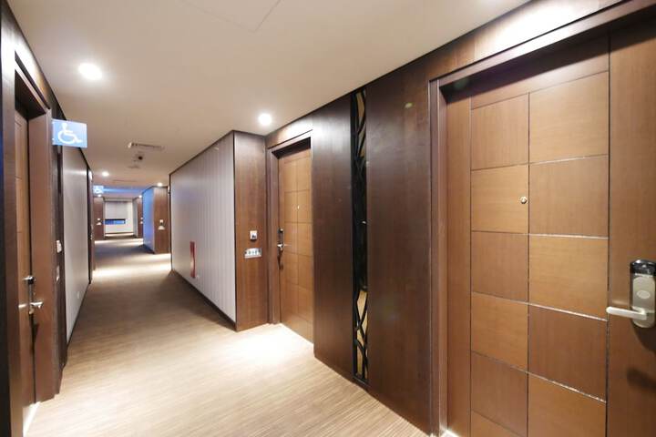 Ballroom/Hall 42 of 50