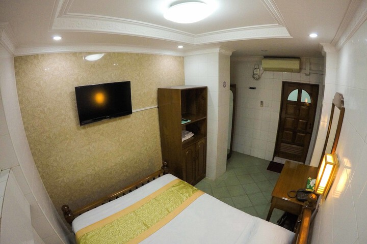 Room 6 of 34