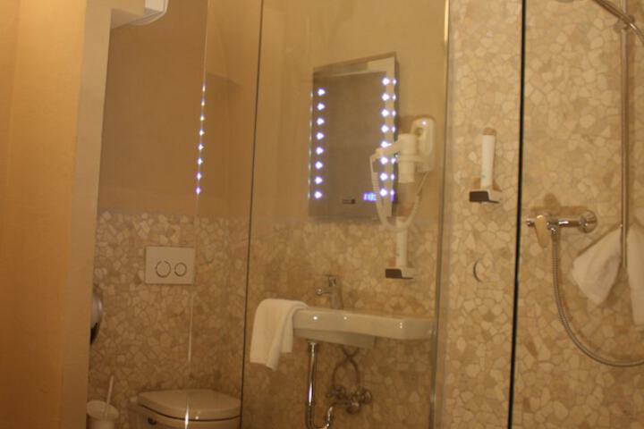Room 21 of 36