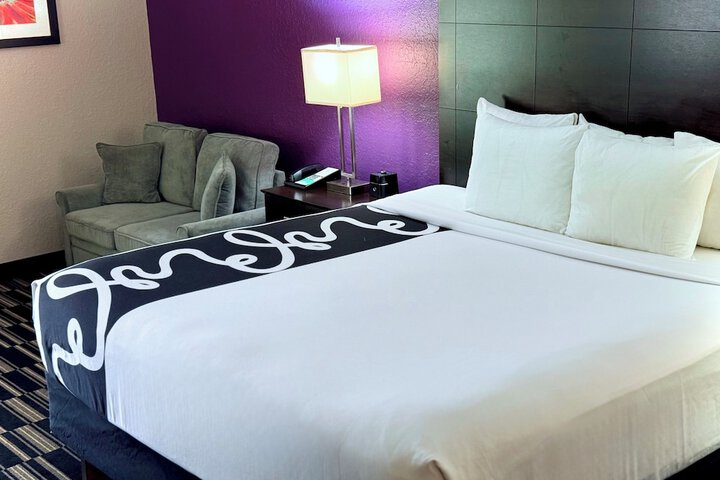 1 King Bed (5 of 21)