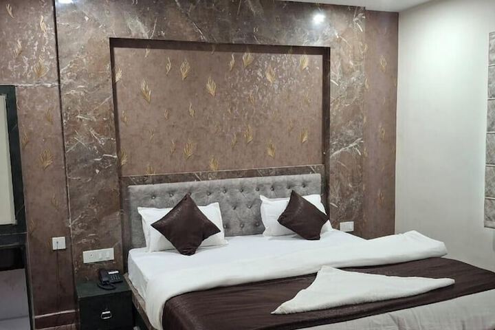 Room 7 of 9