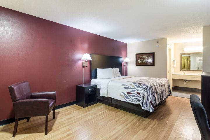 Deluxe King Bed Accessible (5 of 9)