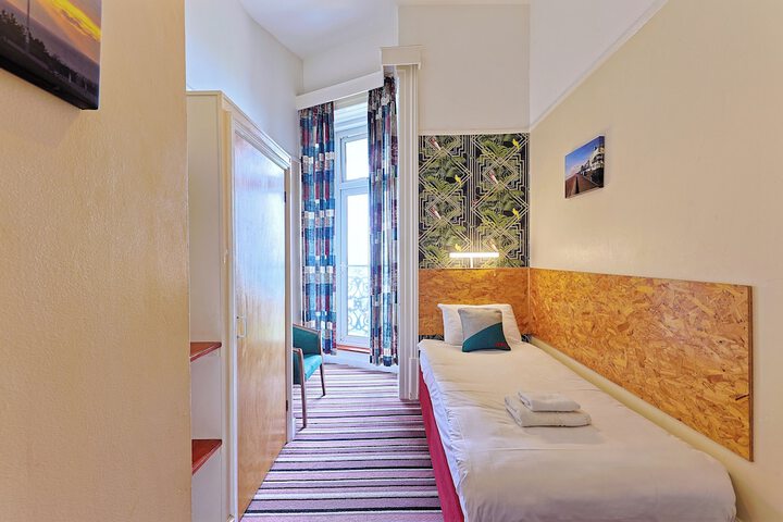 Room 33 of 47