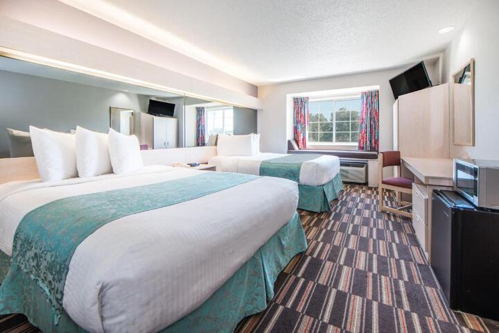 1 Queen Bed (4 of 22)