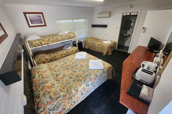 Room 4 of 6
