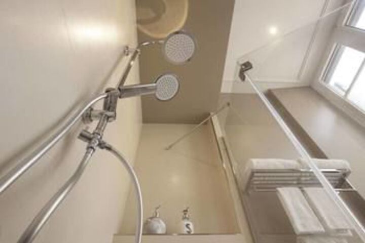 Room 6 of 25