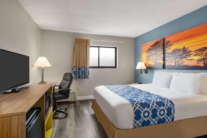 1 Queen Bed (1 of 9)