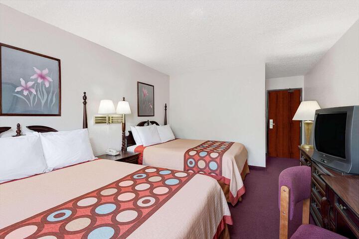 1 Queen Bed (2 of 12)