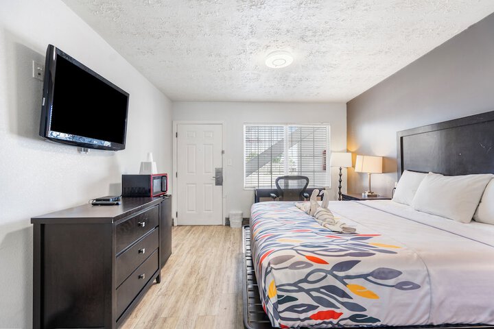 Room 7 of 16