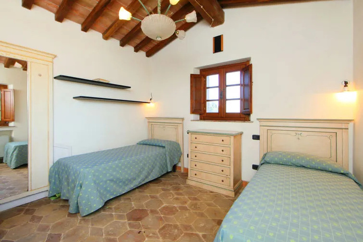 Room 4 of 18