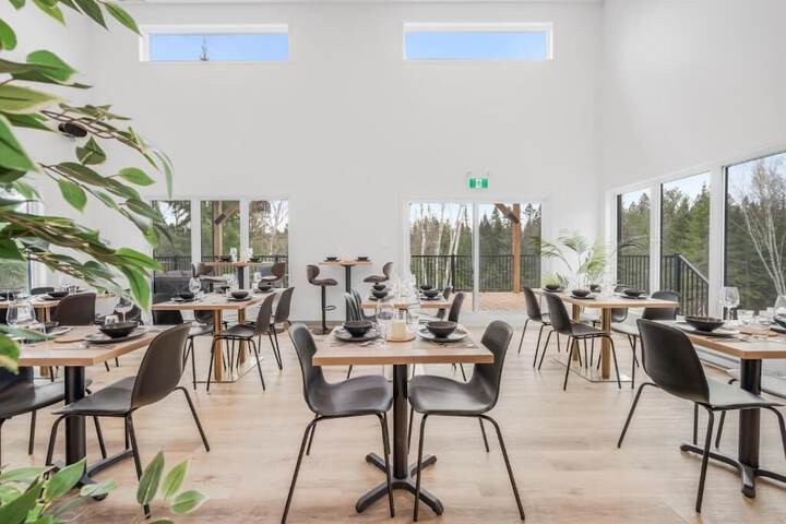 Dining 17 of 33