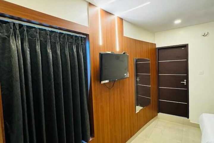 Room 6 of 16
