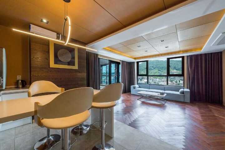 Room 50 of 84