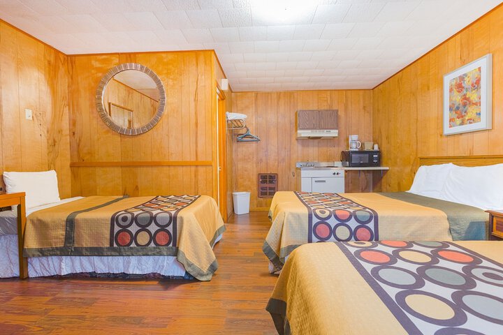 Family 2 Queen Beds Kitchenette (10 of 18)