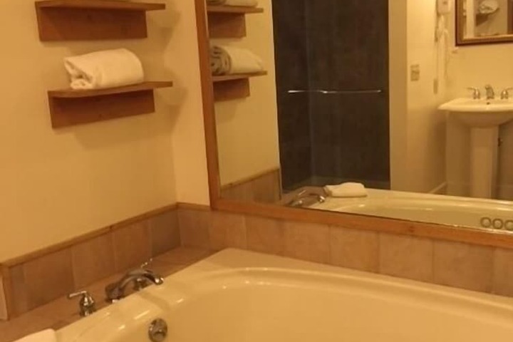 Basic King Bed (2 of 8)