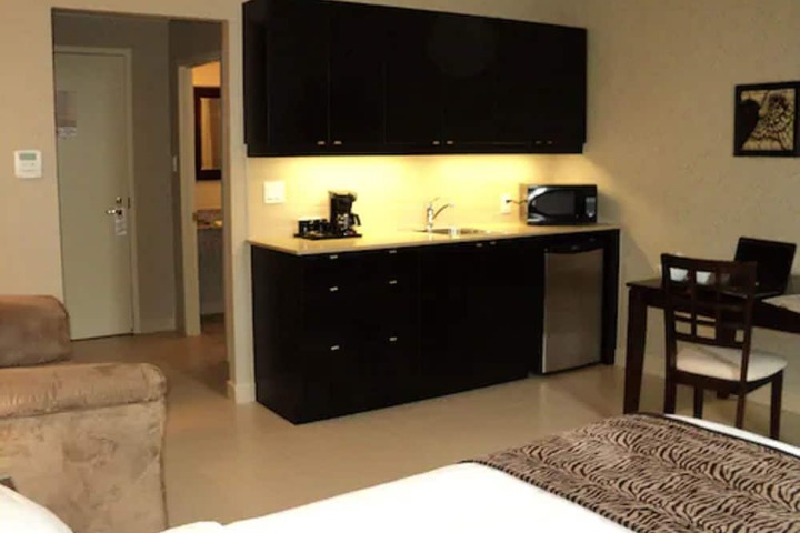 1 Queen Bed (6 of 17)