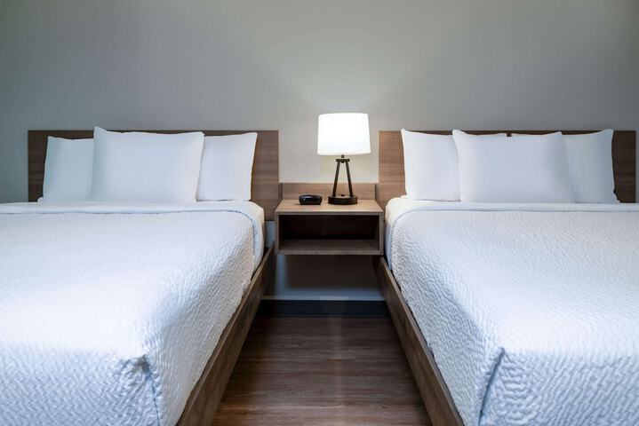 1 Queen Bed Mobility Accessible Bathtub with Grab Bars (15 of 25)